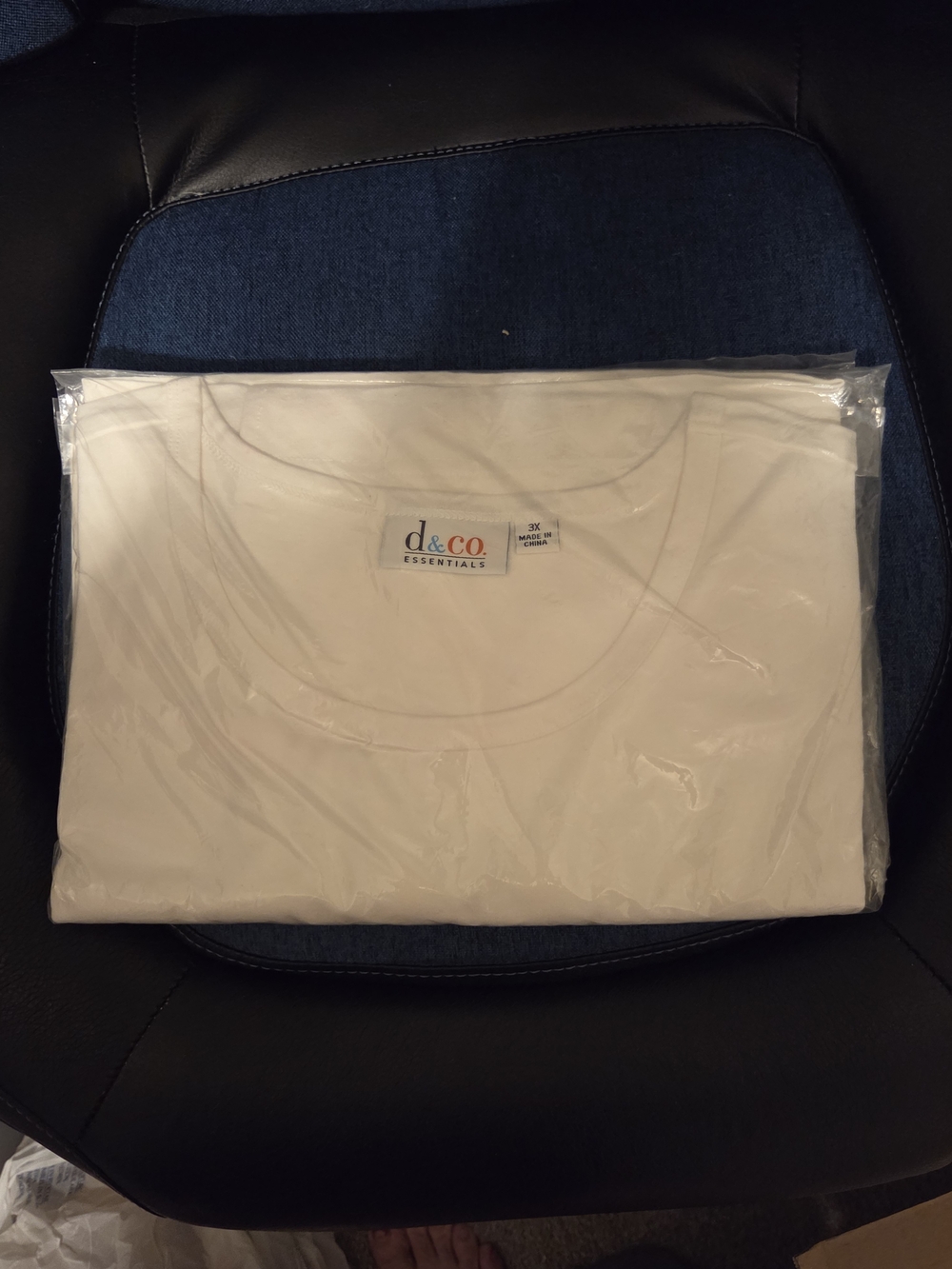 New - D-Co Essentials White Short-Sleeve Crewneck Tee. Size 3XL